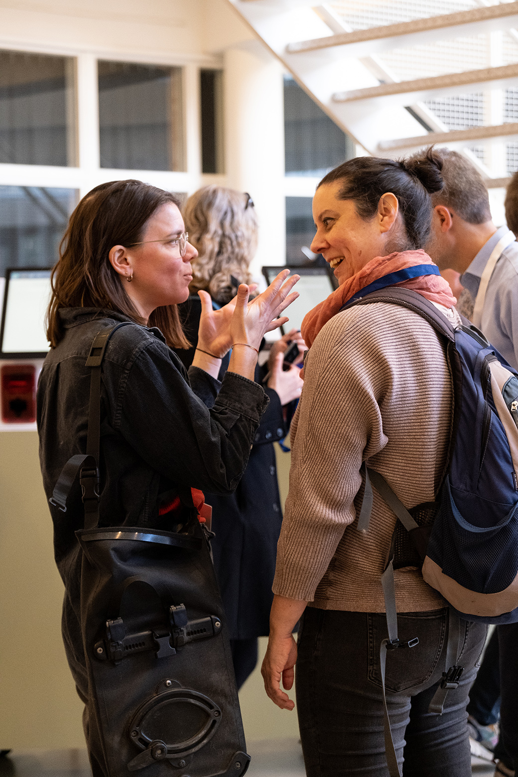 Two participans having an engaged conversation during the break.