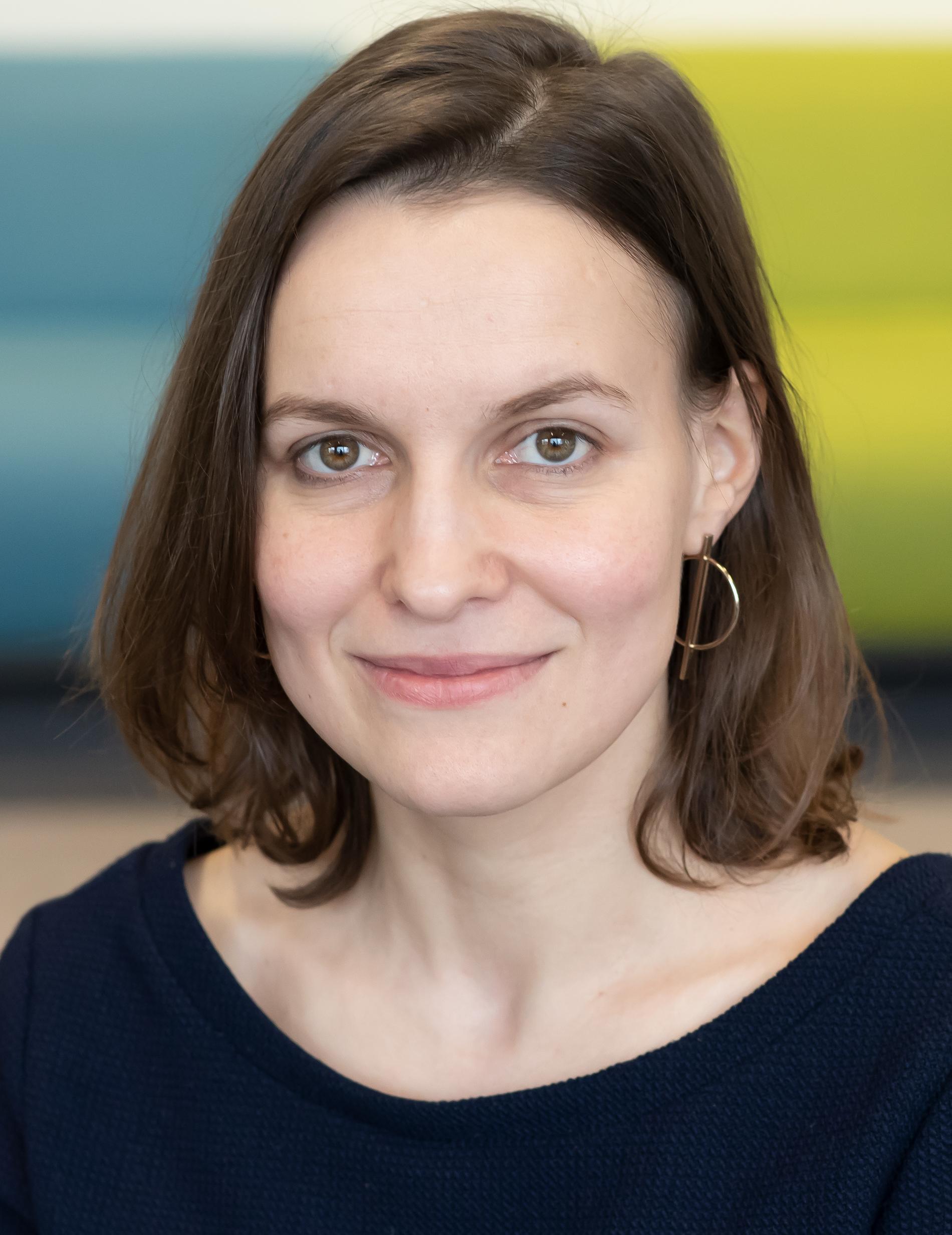 Rus onasi ichki kiyimda minatka berib